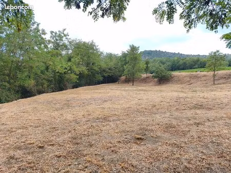 terrain de loisir avec eau et égouts sur le terrain