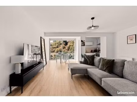 studio vue rivière +parking