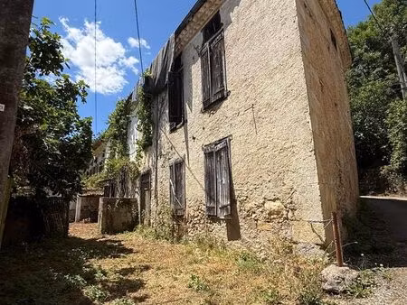maison en pierre près d'une rivière en ariège
