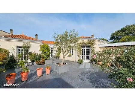 bordeaux centre - villa de caractère avec grande terrasse  jardin et parking privé