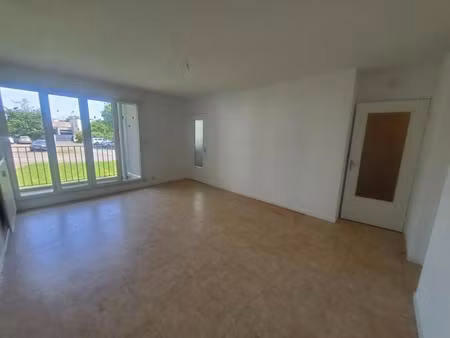 beau t2 au 1er etage avec balcon et cave