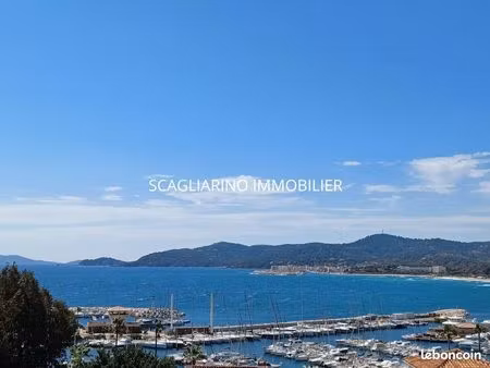 exclusivité le lavandou  t2 rénové offrant une vue mer panoramique