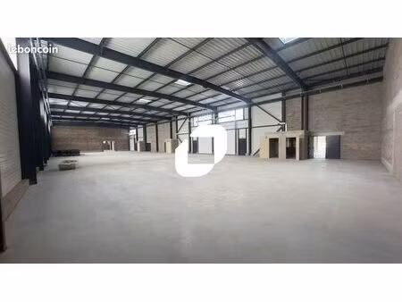 local d'activité 1 472 m²