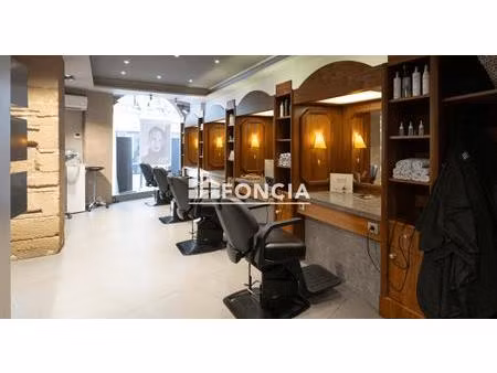 tournon centre  murs d’un beau local commercial occupé par un salon de coiffure  vendus lo