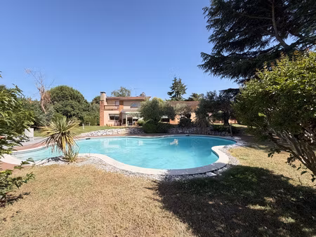 maison t7 de 320 m2 sur 3700 m2 de terrain avec un logement