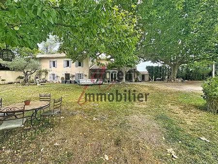 mollégès  partie de mas de 263m² avec piscine