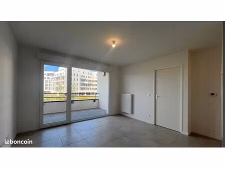 t2 récent secteur brazza avec terrasse et parking