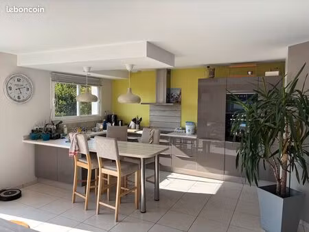 chambre meublée avec salle de bain privative  maison avec piscine