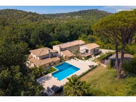 appartement d'exception avec piscine au pied du village de grimaud