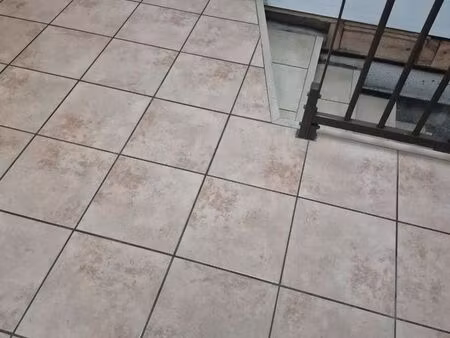 je recherche une maison. avec un garage. et un jardin. ça fait deux ans. je recherche