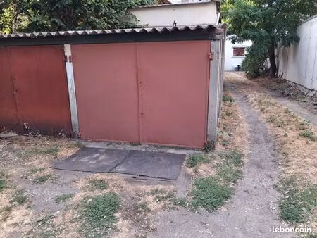 box fermé 13.5 m2 en fond de jardin dans petite copropriété