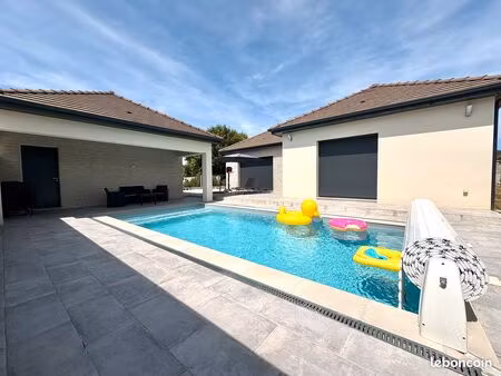 maison récente avec piscine