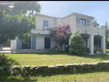maison individuelle sur deux niveaux dans un village calme