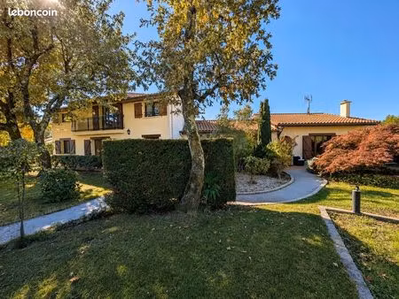 superbe maison familiale meublée avec piscine  appartement attenant et 2 garages