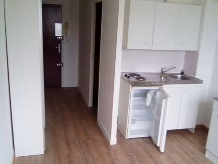 studio 20 m2 dans une rue pavillonnaire à 3ms de la gare rer c
