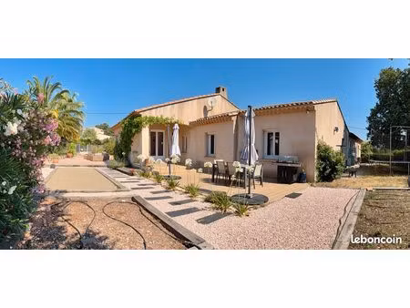 villa de plain-pied 140 m² - 2 garages - terrain 1 780 m² - piscine 9x5 - vue rocher