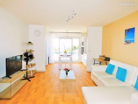 t2 meublé 45 m² face à la marina de rivière-sens