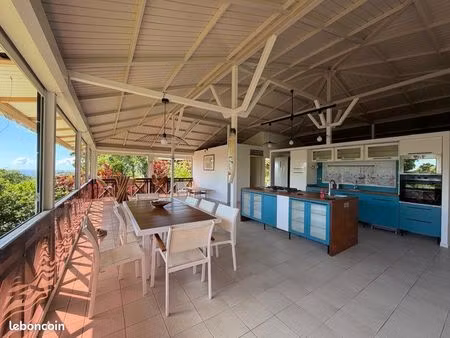 superbe f3 esprit loft meublé en haut de villa
