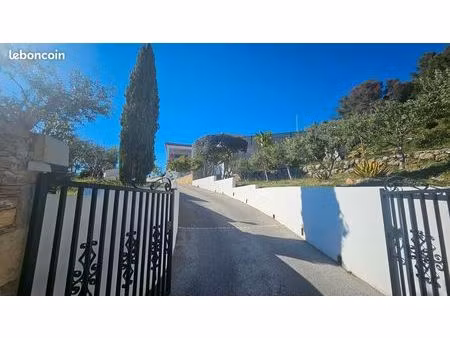 spacieuse villa avec piscine  appartement indépendant et vue mer