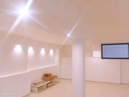 local a louer hyeres 90m²