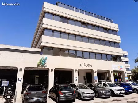 local a louer hyeres 92m²