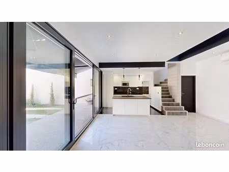 maison moderne dans quartier calme