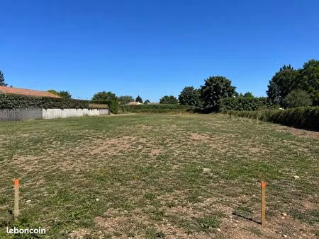 terrain 310 m² surgeres