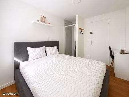 chambre meublée avec salle d’eau et toilettes privatives  proche du t4 et du rer e
