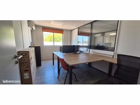 bureau professionnel équipé
