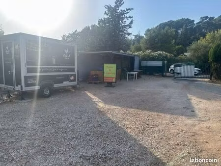 grand stand commerce bord de route avec parking privé