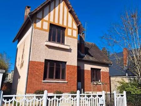 maison avec sous sol complet située à 10 minutes à pied du centre ville de bourges