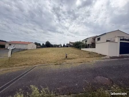à vendre beau terrain viabilisé de 819 m2