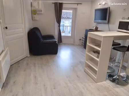 appartement bagnole  en forêt  une chambre un bureau
