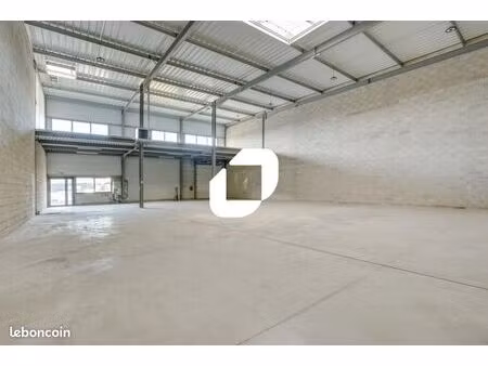local d'activité 734 m²