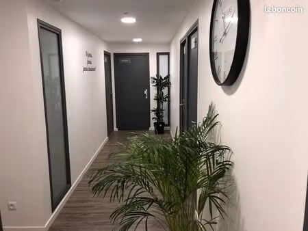 bureau très propre dans un centre d'affaires