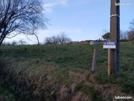 terrain constructible de 1510m² desservi par tous les réseaux