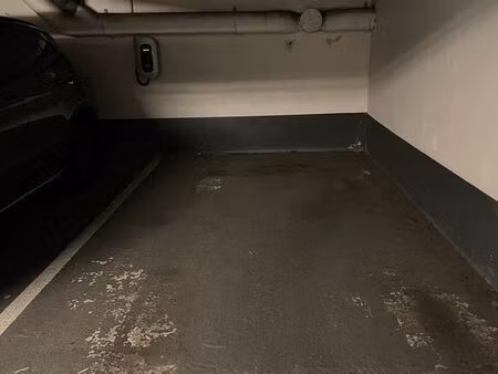 place de parking avec borne éléctrique privée