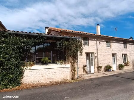 ensemble immobilier ( 2 maisons  atelier   piscine)