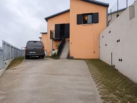 f4 de 82 m² en bails meublé