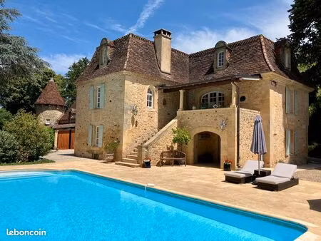 demeure de caractère du xvie siècle en bord de vézère avec piscine chauffée  deux gîtes et