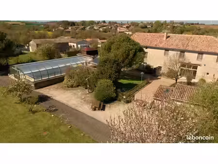 magnifique maison rénovée à neuf offrant un cadre de vie exceptionnel  avec très grande pi