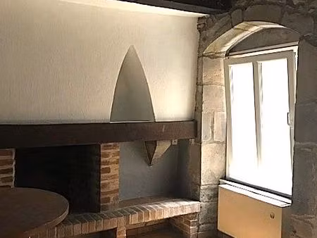 f1 bis en plein centre-ville avec vestibule de 5 m² et une cour close privative de 32 m²
