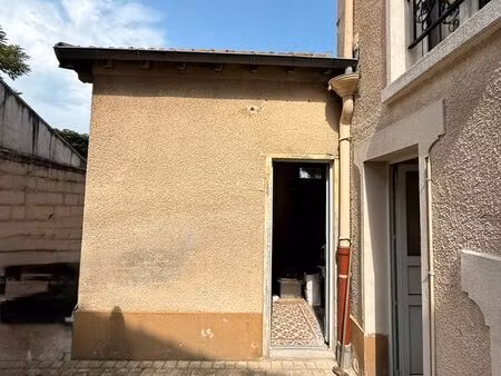 studio 12 m2  indépendant  lumineux  à rénover