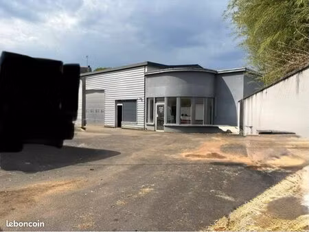local 200m2 avec parking