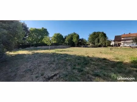 terrain constructible et divisible au coeur du village