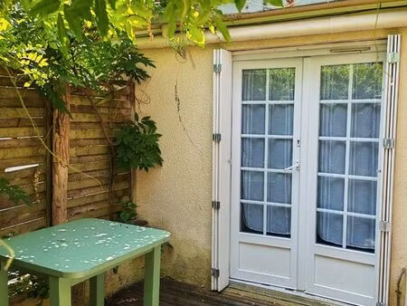 deauville-centre  petite maison de ville meublée et équipée en duplex avec terrasse  au ca