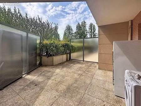 appartement t3 + deux terrasses + deux stationnements