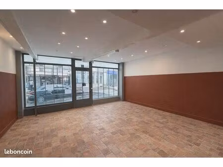 local 43 m² houdan