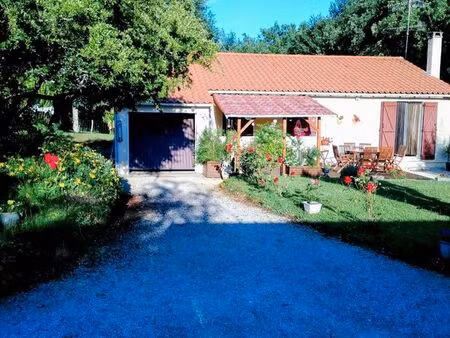 agréable petite maison avec son terrain de 1500m2 arboré et clôture