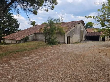 bâtiment 3 pièces 700 m²